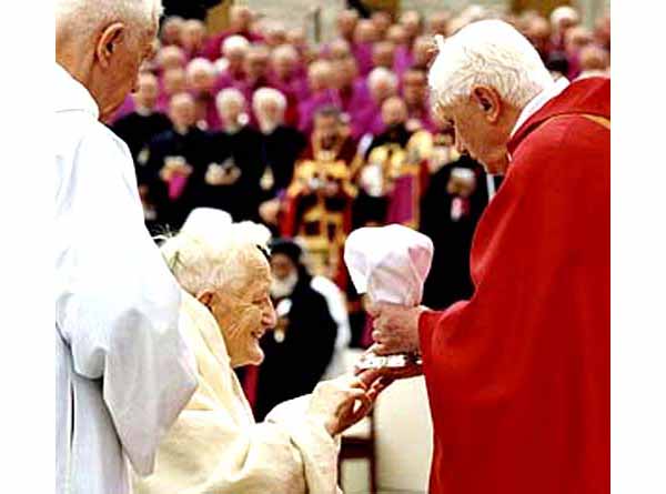 Roger Schutz receiving communion from Benedict XVI